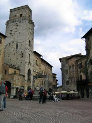 Piazza della Cisterna
nel cuore di S.Gimignano
(11993 bytes)